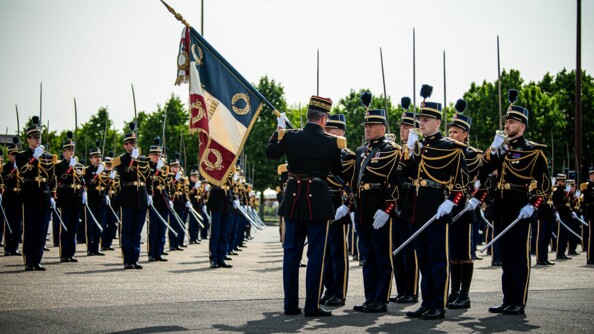 Le commandant de l'EOGN remet le drapeau de l'école à la 129e promotion