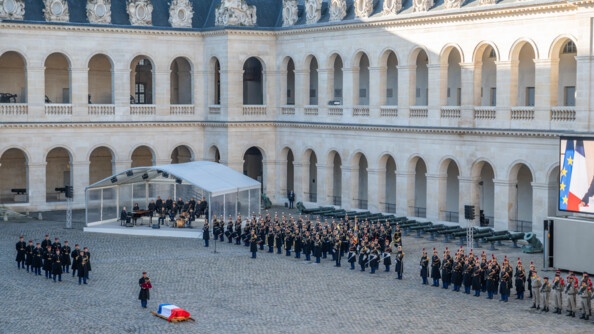 Le cercueil au centre de la cour des invalides