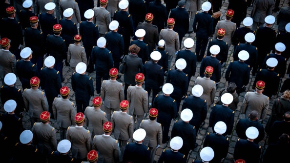 Photo prise en hauteur de militaires align&eacute;s c&ocirc;te &agrave; c&ocirc;te et les uns derri&egrave;re les autres, et rev&ecirc;tant tous un k&eacute;pi ou un b&eacute;ret, lors de la prise d'arme du 7 janvier 2025 aux Invalides