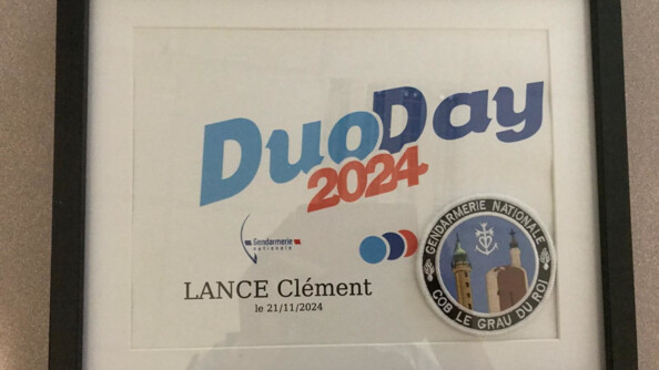 Cadre souvenir du Duoday 2024 de Clément avec la rondache de l'unité