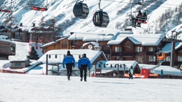 Deux gendarmes qui marchent sur la neige dans la staton de Val d'Isère.