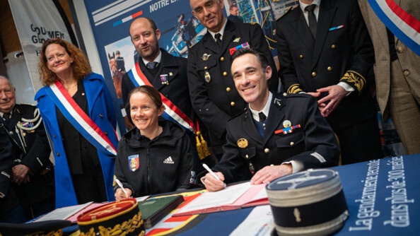 Gaelle Edon aux côtés du commandant de groupement Benoit Tonanny signant sa convention de parrainage avec le Groupement de la Haute Savoie
