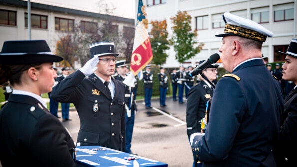 Remise de médaille par le directeur adjoint de la DGA, la direction générale de l'armement à laquelle la GARM est rattachée.