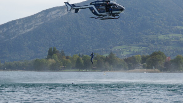 Un des plongeurs saute dans le lac alors que dans l'eau.