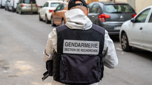 Gendarme d'une section de recherches de dos.