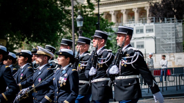 Huit gendarmes de la G-ARM défilent avec le peloton de la Direction générale de l'armement