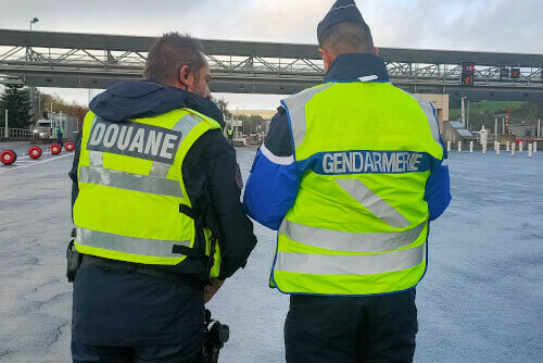 Un douanier, à gauche, et un gendarme, à droite, lors d'une opération de contrôle.