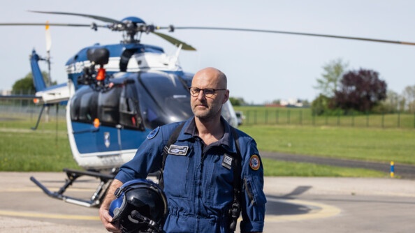 Un colonel pilote de la gendarmerie , devant son appareil posé sur le sol