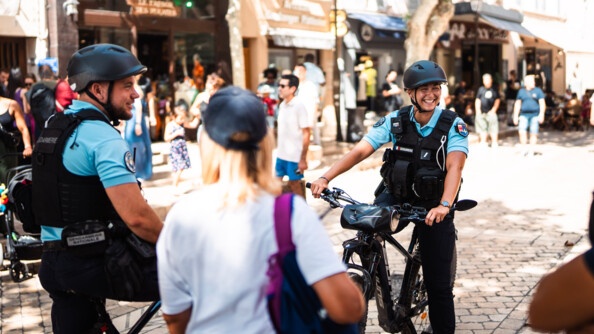 Gendarmes du DEPP Cassis à vélo échangeant avec des passants.