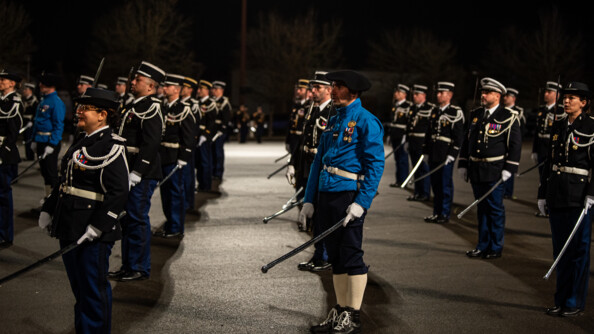 Allignés, les officiers de gendarmerie au portez sabres chantent