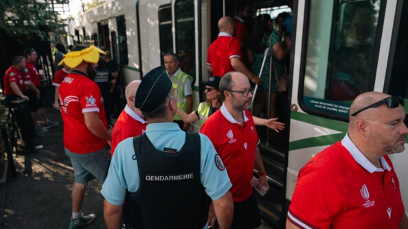 Réserviste de la BC3M sécurisant la montée de supporters dans un tramway à Nantes.
