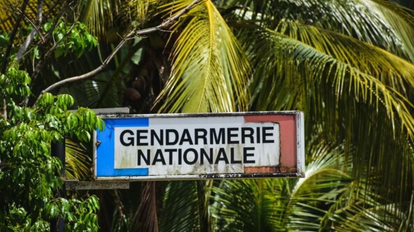 Une enseigne gendarmerie devant de la végétation
