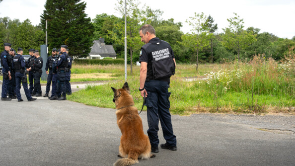 Maitre chien anti explosif à l'aéroport de Vannes Meucon