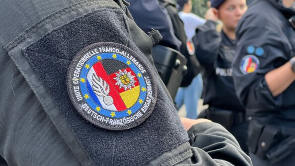 Zoom sur l'écusson rond de l'UOFA, sur l'épaule d'un gendarme français