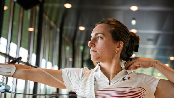 Zoom de profil de Lisa Barbelin qui vient de  tirer une flèche