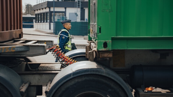 Un gendarme entre deux conteneurs de camion lors d'un controle routiers.