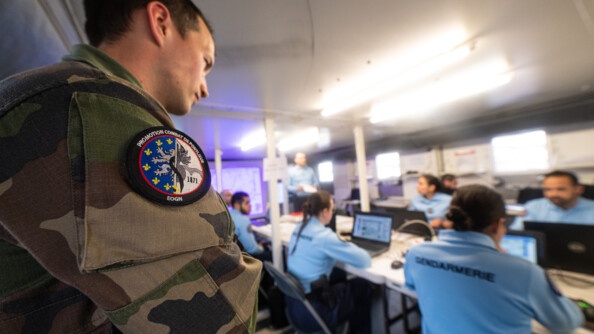 Un cadre au premier plan supervise les officiers-élèves au second plan