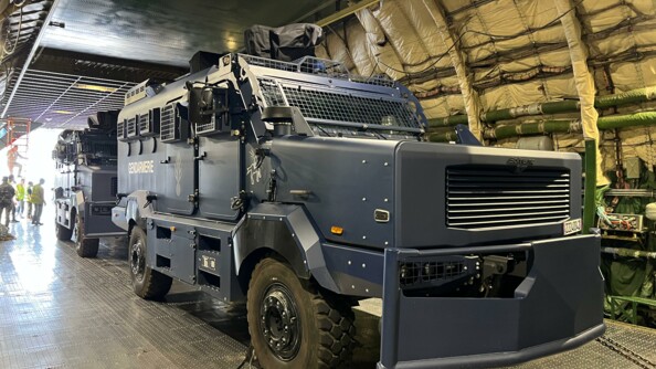Deux centaures de la gendarmerie dans la soute d'un Antonov