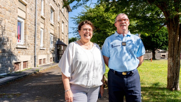 Le major Serge et Catherine Lethielleux, devant le nouveau centre de formation de Dinard, entièrement rénové