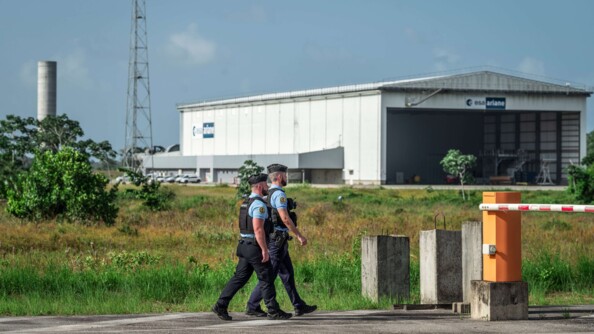 Gendarmes patrouillant à pied dans le CSG.