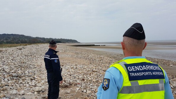 Le calme règne sur la plage de Pennedepie, entre Deauville et Honfleur. Les gendarmes y veillent, à l'instar de cette patrouille mixte de la compagnie de gendarmerie départementale de Deauville et de la gendarmerie des transports aériens de Saint-Gatien, qui vient en renfort, au regard de la baisse d’activité sur l'aéroport.