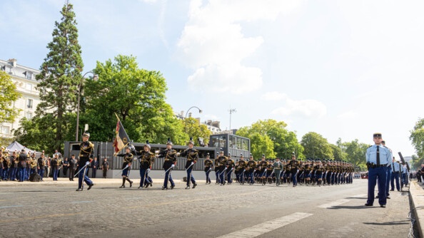 Les élèves de l'EOGN défilant sur l'avenue Foch