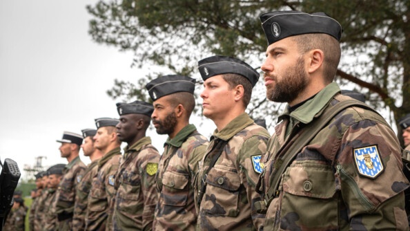 Eleves officiers du P3 au garde à vous durant la cérémonie de remise des brevets