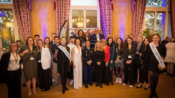 Une quarantaine de personnes, dont des jeunes, au Cercle national des Armées, entourant le major général de la gendarmerie national