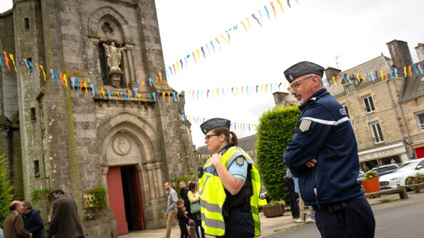Deux gendarmes départementaux en surveillance générale au près de l'église engagés sur le dispositif à Plumelec