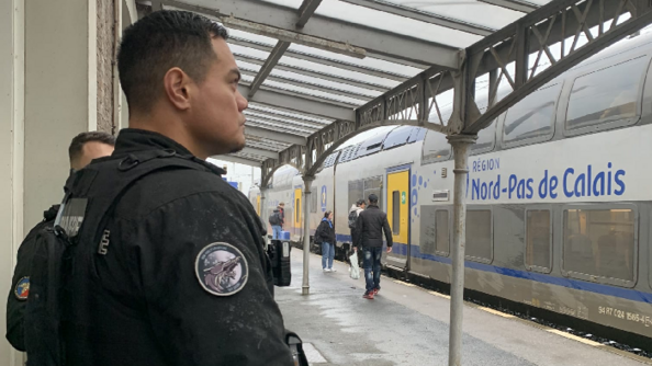 Un gendarme devant un train régional de la région Nord-Pas-de-Calais