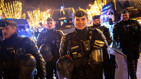 Militaires sur les champs élysées lors de la vague de refoulement.