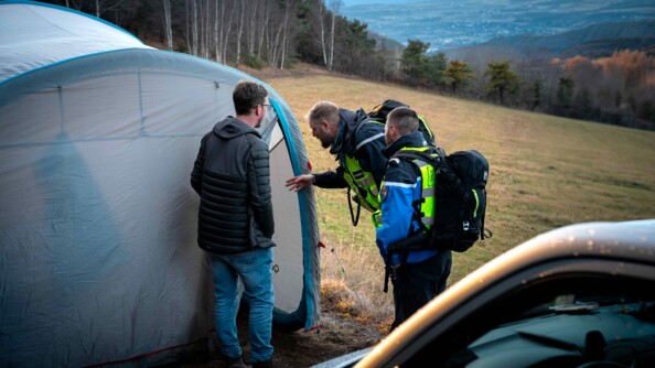 Deux gendarmes de la brigade enqu&ecirc;te environnement &eacute;changent avec un spectateur qui a install&eacute; une tente.