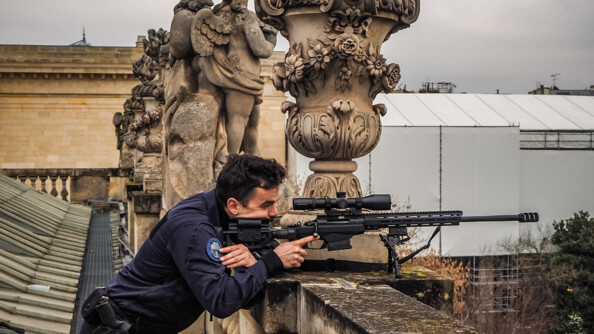 Tireur d'élite de la Garde républicaine sur les toits de Paris.
