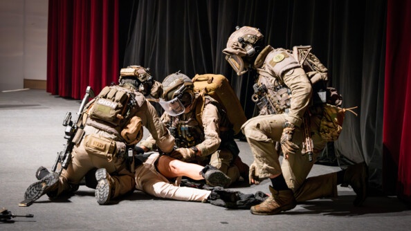Trois hommes du GIGN s'occupent d'un homme &agrave; etrre - d&eacute;monstration