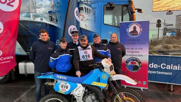 Devant un camion en extérieur, se trouve six personnes dont trois gendarmes. Un des personnels en civils tient une moto.
