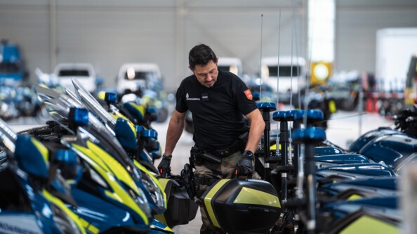 Maintenance des motos par un gendarme à la Base logistique avancée du 80e anniversaire du débarquement.