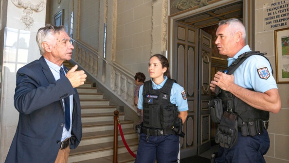 2 réservistes en renfort DEPP en train d'échanger avec le responsable du château de Cheverny, à l'entrée principale du château