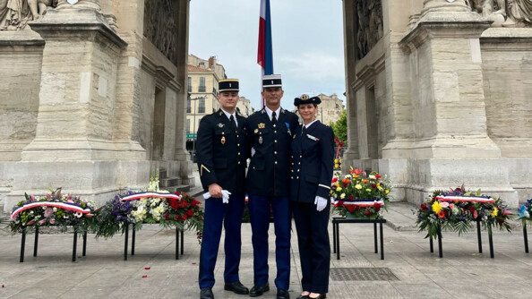Le 29 avril 2022, Jean-Pierre est décoré chevalier de l’Ordre national du mérite (ONM). Il pose entouré de Romain et de sa fille Élodie, infirmière militaire.