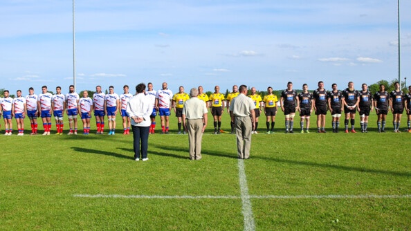 Les XV gendarmerie (à gauche, en blanc et bleu) et armée de terre (à gauche, en noir) au garde-à-vous et alignés pour la Marseillaise