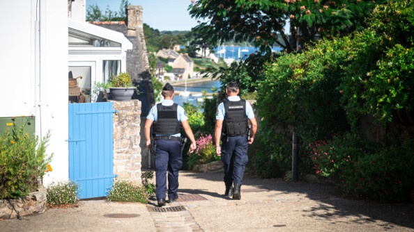Patrouille à pied de deux gendarmes du poste provisoire sur l'Île aux Moines.