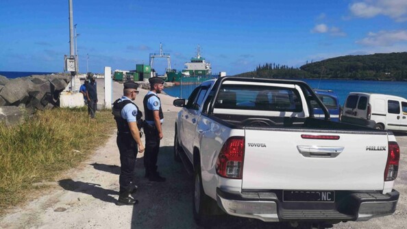 Nouvelle-Calédonie : depuis la mise en œuvre du confinement à Maré, le service de fret maritime est maintenu, avec l'arrivée des caboteurs dans le port autonome de Tadine. En appui des employés de la Province des Îles Loyauté, la gendarmerie participe à faire respecter les mesures de confinement sur cette zone, tout en rappelant les gestes barrières à adopter. Aucun passager en provenance de Nouméa, qui serait désireux de revenir sur l'une des îles, n'est transporté à bord.