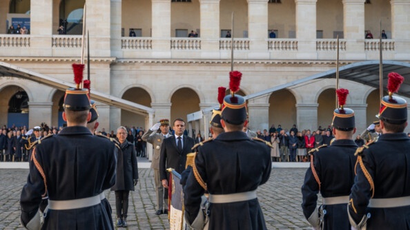 Le Président de la république au côté de la première ministre et face aux gardes républicains.