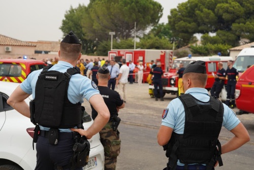 Trois gendarmes s&eacute;curisent la visite officielle du Premier ministre suite &agrave; l'incendie dans l'Aude