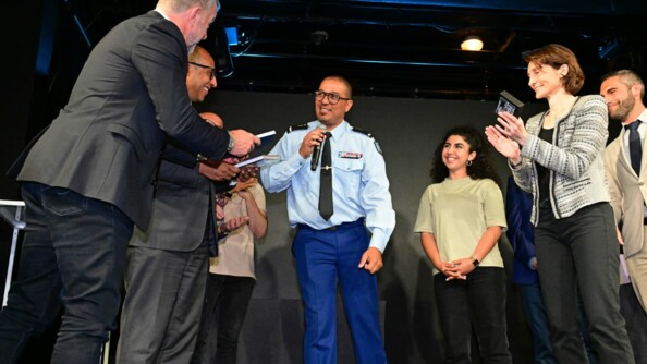 L'adjudant-chef Youssef est sur scène avec Philippe Diallo, président de la ff et Amélie Oudéa-Castéra, ministre des Sports, pour se voir remettre un prix des trophées Philippe Séguin.