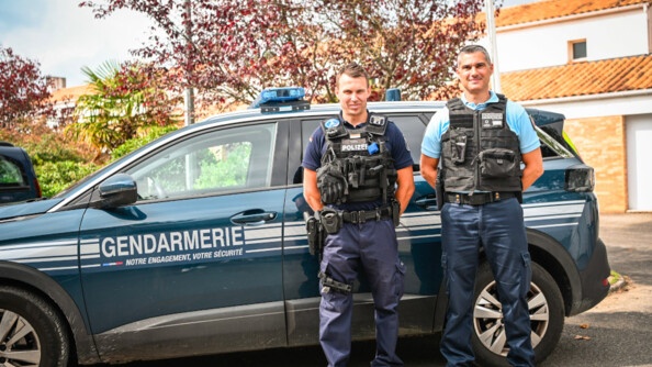 Jan, policier allemand, et son chef le temps du mois d'août, le lieutenant Nicolas Juste, qui commande la CoB de Saint-Jean-de-Monts.