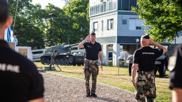 La photo de représente deux militaires, de bout, face à face, effectuant le salut militaire