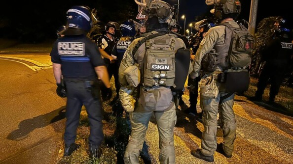 Deux militaires du GIGN sont auprès de policiers nationaux et municipaux.