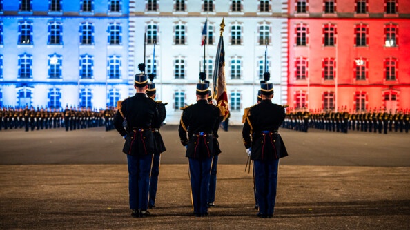 Garde au drapeau de dos.