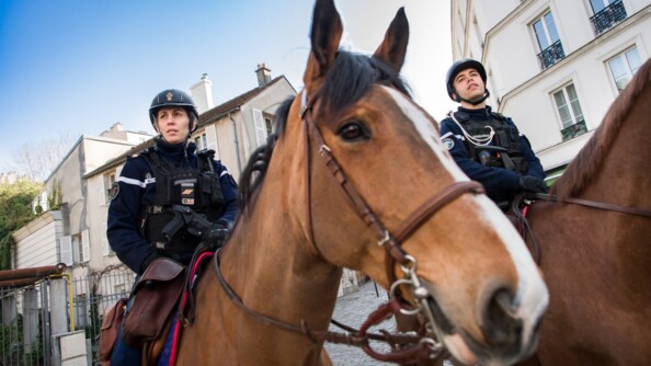 Cavaliers de la Garde Républicaine veillant au respect du confinement.