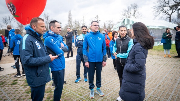 Au départ de la Course du coeur 2023, trois membres de l'équipe de la gendarmerie nationale, ainsi que la porte-parole, la lieutenante-colonelle Nassima Djebli, échangent avec la journaliste Marie Drucker, marraine d'une des équipes.
